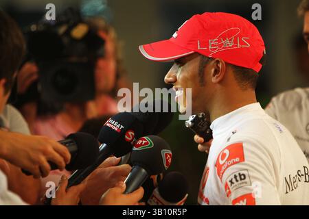 14 novembre 2010 - Abu Dhabi, Emirats Arabes Unis - Lewis Hamilton (GBR) McLaren avec les médias...Championnat du monde de formule 1, Rd 19, Grand Prix d'Abu Dhabi, Journée de qualification, circuit de Yas Marina, Abu Dhabi, Emirats Arabes Unis, samedi 13 novembre 2010. (Crédit : © Sutton Motorsports/ZUMApress.com) Banque D'Images