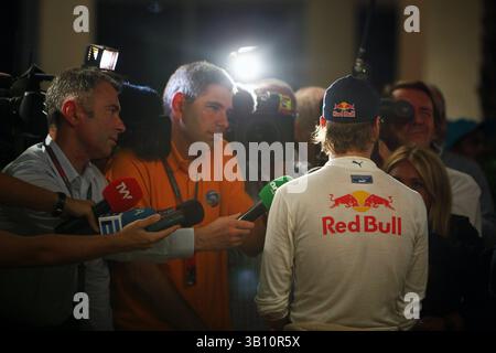 14 novembre 2010 - Abu Dhabi, Émirats Arabes Unis - Sebastian Vettel (GER) Red Bull Racing avec les médias...Championnat du monde de formule 1, Rd 19, Grand Prix d'Abu Dhabi, Journée de qualification, circuit de Yas Marina, Abu Dhabi, Émirats Arabes Unis, samedi 13 novembre 2010. (Crédit : © Sutton Motorsports/ZUMApress.com) Banque D'Images