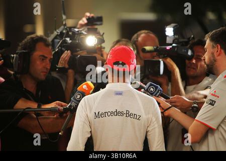 14 novembre 2010 - Abu Dhabi, Emirats Arabes Unis - Lewis Hamilton (GBR) McLaren avec les médias...Championnat du monde de formule 1, Rd 19, Grand Prix d'Abu Dhabi, Journée de qualification, circuit de Yas Marina, Abu Dhabi, Emirats Arabes Unis, samedi 13 novembre 2010. (Crédit : © Sutton Motorsports/ZUMApress.com) Banque D'Images