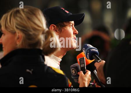 14 novembre 2010 - Abu Dhabi, Émirats Arabes Unis - Sebastian Vettel (GER) Red Bull Racing avec les médias...Championnat du monde de formule 1, Rd 19, Grand Prix d'Abu Dhabi, Journée de qualification, circuit de Yas Marina, Abu Dhabi, Émirats Arabes Unis, samedi 13 novembre 2010. (Crédit : © Sutton Motorsports/ZUMApress.com) Banque D'Images