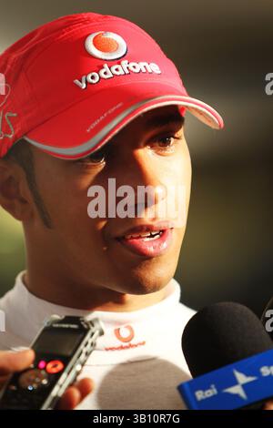 14 novembre 2010 - Abu Dhabi, Emirats Arabes Unis - Lewis Hamilton (GBR) McLaren avec les médias...Championnat du monde de formule 1, Rd 19, Grand Prix d'Abu Dhabi, Journée de qualification, circuit de Yas Marina, Abu Dhabi, Emirats Arabes Unis, samedi 13 novembre 2010. (Crédit : © Sutton Motorsports/ZUMApress.com) Banque D'Images