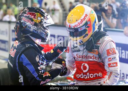 14 novembre 2010 - Abu Dhabi, Emirats Arabes Unis - vainqueur de course et champion du monde 2010 Sebastian Vettel (GER) Red Bull Racing et Lewis Hamilton (GBR) McLaren au parc ferme...Championnat du monde de formule 1, Rd 19, Grand Prix d'Abu Dhabi, course, circuit Yas Marina. (Crédit : © Sutton Motorsports/ZUMApress.com) Banque D'Images
