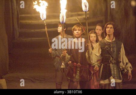 DATE DE SORTIE : 16 mai 2008. TITRE DU FILM : les chroniques de Narnia : Prince Caspian. STUDIO : Walt Disney Pictures. INTRIGUE : les frères et sœurs Pevensie retournent à Narnia, où ils sont enrôlés pour aider à repousser un roi maléfique et restaurer l'héritier légitime sur le trône du pays, le prince Caspian. Skandar KEYNES dans le rôle d'Edmund Pevensie avec WILLIAM MOSELEY dans le rôle de Peter Pevensie, GEORGIE HENLEY dans le rôle de Lucy Pevensie, ANNA POPPLEWELL dans le rôle de Susan Pevensie et BEN BARNES dans le rôle de Prince Caspian. Banque D'Images