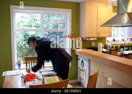 21 octobre 2010 - Seattle, Washington, États-Unis - le président BARACK OBAMA signe des livres à la suite d'une discussion sur les femmes et l'économie avec des familles dans l'arrière-cour d'une maison à Seattle, WA. (Crédit image : © Pete Souza/la Maison Blanche/ZUMApress.com) Banque D'Images