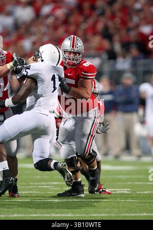 13 novembre 2010 : #65 Justin Boren des Buckeyes de l'Ohio State bloquant la défense des Vs The Penn State Nittany Lions. Ohio State a battu Penn State 38-14 au Ohio Stadium de Columbus, Ohio. (Crédit image : © Greg Ashman/Cal Sport Media/ZUMApress.com) Banque D'Images