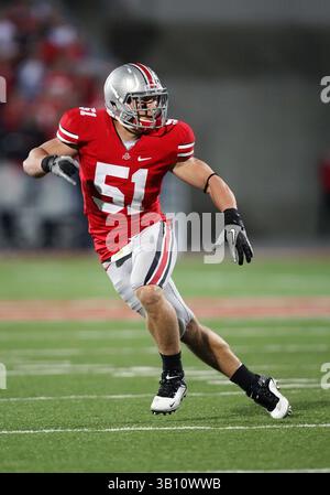 13 novembre 2010 : #51 Ross Homan des Buckeyes de l'Ohio State entre en couverture des Vs The Penn State Nittany Lions. Ohio State a battu Penn State 38-14 au Ohio Stadium de Columbus, Ohio. (Crédit image : © Greg Ashman/Cal Sport Media/ZUMApress.com) Banque D'Images