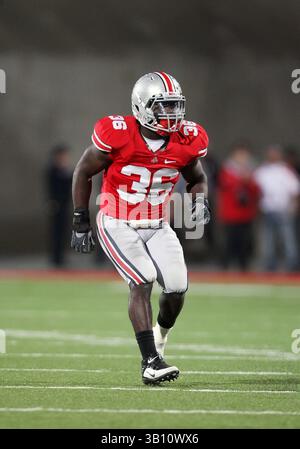 13 novembre 2010 : #36 Brian Rolle des Buckeyes de l'Ohio State entre en couverture des Vs The Penn State Nittany Lions. Ohio State a battu Penn State 38-14 au Ohio Stadium de Columbus, Ohio. (Crédit image : © Greg Ashman/Cal Sport Media/ZUMApress.com) Banque D'Images