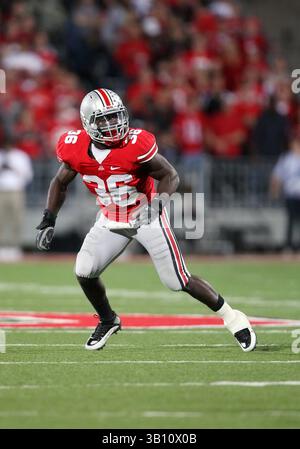 13 novembre 2010 : #36 Brian Rolle des Buckeyes de l'Ohio State entre en couverture des Vs The Penn State Nittany Lions. Ohio State a battu Penn State 38-14 au Ohio Stadium de Columbus, Ohio. (Crédit image : © Greg Ashman/Cal Sport Media/ZUMApress.com) Banque D'Images