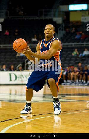 18 novembre 2010 : Morgan State porte la garde Larry Bastfield (1) dans l'action contre les frères Providence au Dunkin Donuts Center à Providence, Rhode Island. Providence a battu Morgan State 77-55.(image crédit : © Anthony Nesmith/Cal Sport Media/ZUMAPRESS.com) Banque D'Images