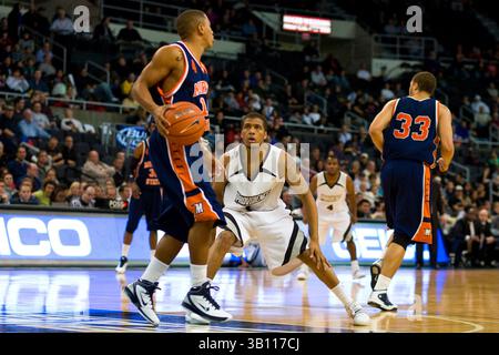 18 novembre 2010 : le garde des frères de Providence Duke Mondy (1) défend le garde des ours de Morgan State Larry Bastfield (1) pendant le match au Dunkin Donuts Center à Providence, Rhode Island. (Crédit image : © Anthony Nesmith/Cal Sport Media/ZUMAPRESS.com) Banque D'Images