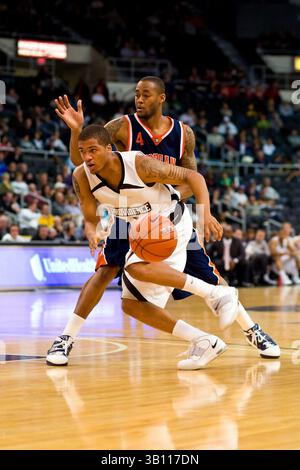 18 novembre 2010 : le gardien de Providence Friars Duke Mondy (1) se dirige vers le cerceau pendant le match contre les Morgan State Bears au Dunkin Donuts Center à Providence, Rhode Island. Providence a battu Morgan State 77-55.(image crédit : © Anthony Nesmith/Cal Sport Media/ZUMAPRESS.com) Banque D'Images