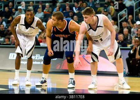 18 novembre 2010 : L'attaquant Kadeem Batts (10 ans) de Providence Friars, Kevin Thompson (33 ans) de Morgan State Bears et Lee Goldsbrough (21 ans) de Providence Friars tentent de se positionner pour le rebond après une tentative de lancer franc au Dunkin Donuts Center à Providence, Rhode Island. Providence a battu Morgan State 77-55.(image crédit : © Anthony Nesmith/Cal Sport Media/ZUMAPRESS.com) Banque D'Images
