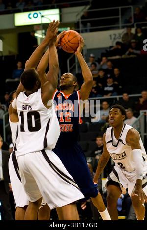 18 novembre 2010 : L'attaquant Kadeem Batts (10 ans) de Providence Friars tente de défendre l'attaquant Aric Brooks (12 ans) de Morgan State Bears au Dunkin Donuts Center à Providence, Rhode Island. Providence a battu Morgan State 77-55.(image crédit : © Anthony Nesmith/Cal Sport Media/ZUMAPRESS.com) Banque D'Images