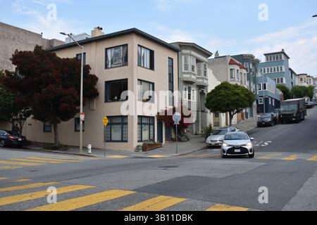 Vue panoramique sur la rue de San Francisco avec architecture classique et téléphériques, parfait pour les voyages et les thèmes du paysage urbain Banque D'Images