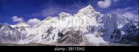 31 janvier 2009 - Mont Everest (au centre) et Mont Nuptse (à droite) depuis Kala Pattar. Parc national de Sagamartha. Népal. (Crédit image : © David Woodfall/Evolve/Photoshot/ZUMAPRESS.com) Banque D'Images