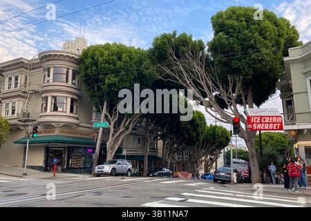 Vue panoramique sur la rue de San Francisco avec architecture classique et téléphériques, parfait pour les voyages et les thèmes du paysage urbain Banque D'Images