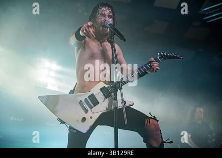 Joel O'Keeffe du rock australien Bad Airbourne se produisant en direct sur scène avec une guitare Flying V, pointant vers la foule Banque D'Images