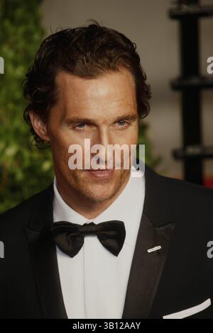 28 février 2011 - West Hollywood, CA, USA - L'acteur Matthew McConaughey arrive à la Vanity Fair Oscar Party à Sunset Tower à West Hollywood, Los Angeles, USA, le 27 février 2011. K67085AM.(image crédit : © Globe photos/ZUMAPRESS.com) Banque D'Images
