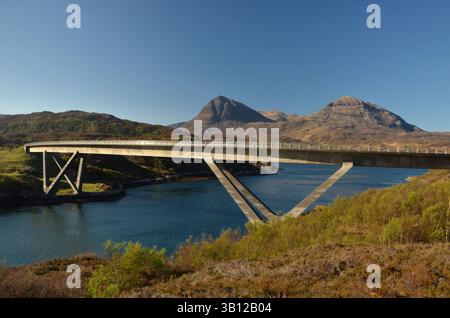 Le pont de Kylesku, en Écosse, transporte la route A894 de la côte ouest au-dessus du rétrécissement de Caolas Cumhann. Le pont fait partie de la route touristique NC 500. Banque D'Images