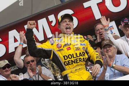 Las Vegas, NV - 05 mars 2011 : Mark Martin (32) remporte la course Sam's Town 300 au Las Vegas Motor Speedway de Las Vegas, NV. (Crédit image : © ASP/Cal Sport Media/ZUMAPRESS.com) Banque D'Images