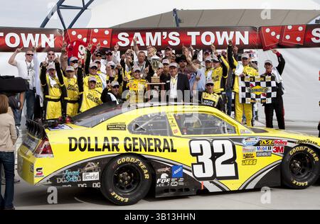 Las Vegas, NV - 05 mars 2011 : Mark Martin (32) remporte la course Sam's Town 300 au Las Vegas Motor Speedway de Las Vegas, NV. (Crédit image : © ASP/Cal Sport Media/ZUMAPRESS.com) Banque D'Images