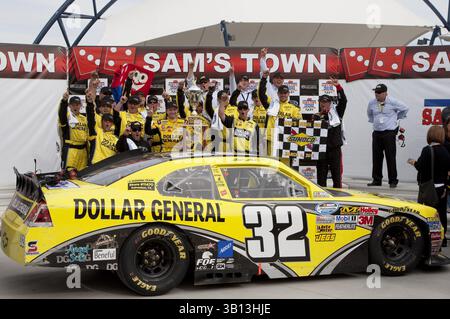 Las Vegas, NV - 05 mars 2011 : Mark Martin (32) remporte la course Sam's Town 300 au Las Vegas Motor Speedway de Las Vegas, NV. (Crédit image : © ASP/Cal Sport Media/ZUMAPRESS.com) Banque D'Images