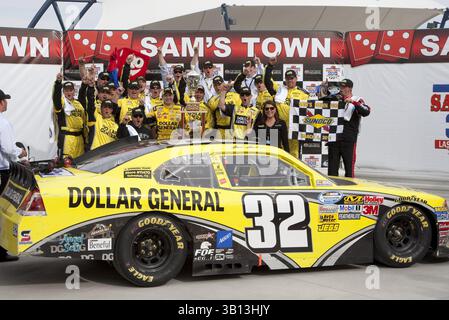 Las Vegas, NV - 05 mars 2011 : Mark Martin (32) remporte la course Sam's Town 300 au Las Vegas Motor Speedway de Las Vegas, NV. (Crédit image : © ASP/Cal Sport Media/ZUMAPRESS.com) Banque D'Images
