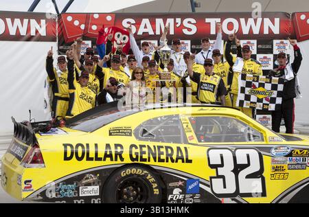 Las Vegas, NV - 05 mars 2011 : Mark Martin (32) remporte la course Sam's Town 300 au Las Vegas Motor Speedway de Las Vegas, NV. (Crédit image : © ASP/Cal Sport Media/ZUMAPRESS.com) Banque D'Images
