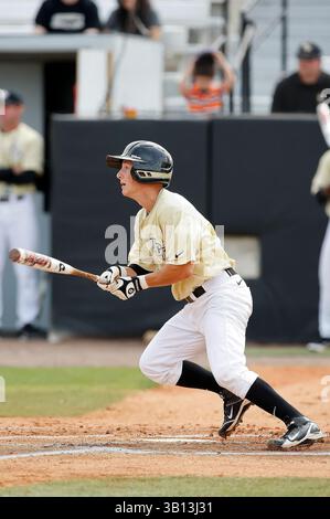 5 mars 2011 : L'infidélisateur du centre de la Floride Travis Shreve (1) lors d'un match de baseball de la NCAA entre les Big Green de Dartmouth et les Knights du centre de la Floride. Central Florida a battu Dartmouth 8-0 dans le match 2 de la double tête au Jay Bergman Field à Orlando, FL(image crédit : © Romeo Guzman/Cal Sport Media/ZUMAPRESS.com) Banque D'Images