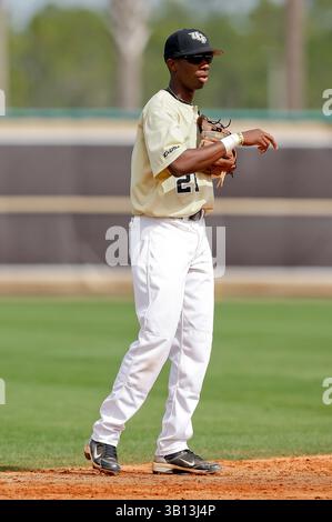 5 mars 2011 : Darnell Sweeney (21 ans), infige du centre de la Floride, lors d'un match de baseball de la NCAA entre les Big Green de Dartmouth et les Knights du centre de la Floride. Central Florida a battu Dartmouth 8-0 dans le match 2 de la double tête au Jay Bergman Field à Orlando, FL(image crédit : © Romeo Guzman/Cal Sport Media/ZUMAPRESS.com) Banque D'Images