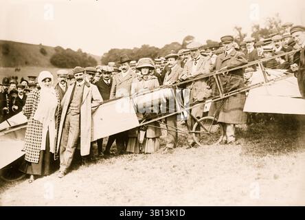06 juin 1910 - Douvres, Engalnd, Royaume-Uni - Une foule autour de Mr. et Mrs. Bleriot et leur avion. LOUIS BLÉRIOT (1er juillet 1872 - 2 août 1936) était un aviateur, inventeur et ingénieur français. En 1909, il a effectué le premier vol à travers une grande étendue d'eau dans un engin plus lourd que l'air, quand il a traversé la Manche. Il a également été le premier à fabriquer un monoplan de travail, et il a été un pionnier du sport de la course aérienne..(Credit image : © BuyEnlarge/ZUMAPRESS.com) Banque D'Images
