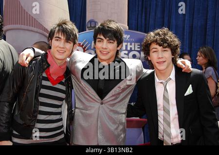 Mars 25, 2007 - Hollywood, California, U.S. - LOS ANGELES, CA 25 MARS 2007 (SSI) - -. Les artistes Jonas Brothers lors de la première du nouveau film de Walt Disney Pictures MEET THE ROBINSONS, qui s'est tenue au El Capitan Theater, le 25 mars 2007, à Los Angeles. - K52331MGE(crédit image : © Michael Germana/Globe photos/ZUMAPRESS.com) Banque D'Images
