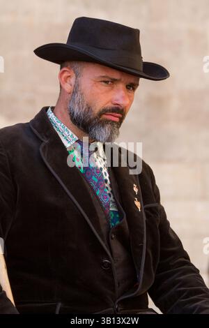 Arles, France. 19 avril 2025. Un gardien de Camargue participe aux célébrations de Pâques Feria d'Arles Banque D'Images