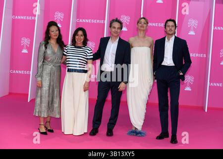 CANNES, Louise Bourgoin, Jeff Russo, César Domboy, Soo Hugh, Lola Dueñas assiste à la cérémonie d’ouverture du 8ème Festival International des Canneseries au Palais des Festivals le 24 avril 2025 à Cannes. Crédit / crédit : Media Pictures / Alamy Live News Banque D'Images