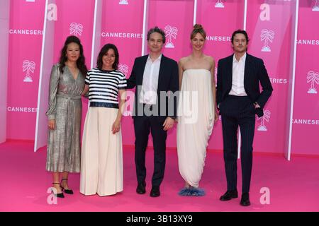 CANNES, Louise Bourgoin, Jeff Russo, César Domboy, Soo Hugh, Lola Dueñas assiste à la cérémonie d’ouverture du 8ème Festival International des Canneseries au Palais des Festivals le 24 avril 2025 à Cannes. Crédit / crédit : Media Pictures / Alamy Live News Banque D'Images