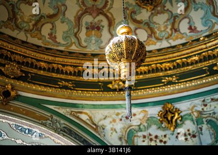Lustre orné suspendu au dôme décoré de la salle Kubbealti, salle du conseil impérial, palais de Topkapi. Istanbul, Turquie (Turkiye) Banque D'Images