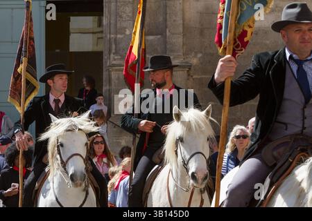Arles, France. 19 avril 2025. Les gardiens de Camargue participent aux célébrations de Pâques de la Feria d'Arles Banque D'Images