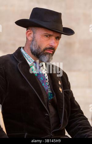 Arles, France. 19 avril 2025. Un gardien de Camargue participe aux célébrations de Pâques Feria d'Arles Banque D'Images