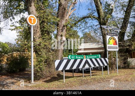 Village d'Exeter dans les hautes terres du sud de la Nouvelle-Galles du Sud, gare avec panneaux routiers distances à Nowra et Bundanoon, Australie Banque D'Images