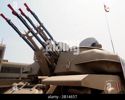ZSU-23-4 'Shilka' un système d'arme antiaérienne soviétique légèrement blindé, guidé par radar, présenté à la 10e édition de l'exposition internationale des technologies de défense, SITDEF 2025, au quartier général de l'armée péruvienne. L’événement se tient du 24 au 27 avril avec la présence de représentants de 20 pays Banque D'Images