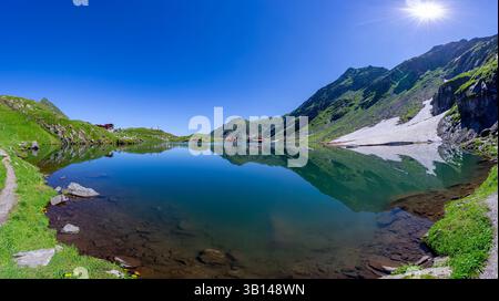 Le lac Balea est un lac glaciaire avec des paysages alpins pittoresques au sommet de la Transfagarasan Highway dans les montagnes des Carpates, Roumanie, Europe Banque D'Images