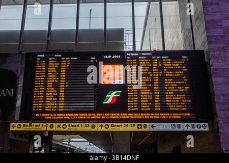 ROME, ITALIE - 15 JANVIER 2025 : panneau électronique des départs et des arrivées à la gare Roma Termini, affichant les horaires des trains Trenitalia à Rome. Roma Banque D'Images