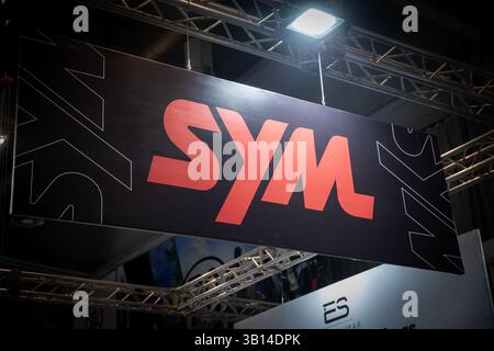 BELGRADE, SERBIE - 21 MARS 2025 : logo de SYM sur leur détaillant à belgrade. SYM, ou Sanyang Motor, est un fabricant taïwanais de scooter. Banque D'Images