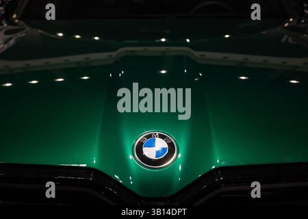 BELGRADE, SERBIE - 21 MARS 2025 : logo BMW sur une voiture neuve à vendre à Belgrade, Serbie. BMW est un constructeur automobile allemand. Banque D'Images