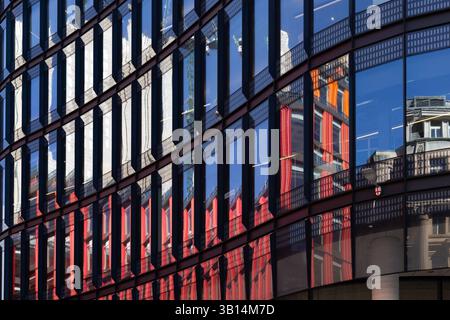 LONDRES, Royaume-Uni - 1er AVRIL 2025 : reflet du 1er bâtiment Broadgate dans les fenêtres en verre du 100 Liverpool Street Banque D'Images