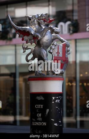 LONDRES, Royaume-Uni - 1er AVRIL 2025 : borne Dragon de la ville de Londres à on Bishopsgate Banque D'Images
