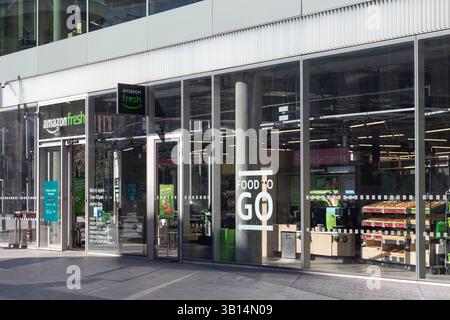 LONDRES, Royaume-Uni - 1er AVRIL 2025 : vue extérieure de la boutique Amazon Fresh dans le bâtiment Blue fin au 110 Southwark Street avec panneau Banque D'Images
