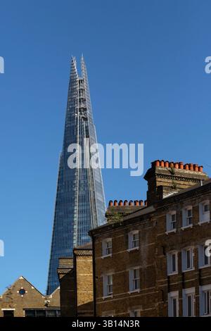LONDRES, Royaume-Uni - 1er AVRIL 2025 : la tour Shard vue au-dessus des maisons victoriennes Banque D'Images
