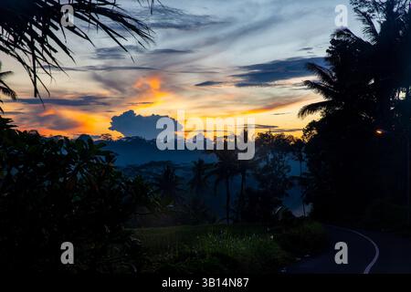 Nuages se développant au lever du soleil matinal sur une campagne indonésienne Banque D'Images
