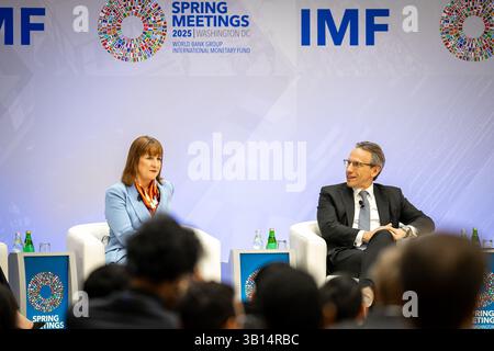 Washington, Vereinigte Staaten. 24 avril 2025. (RL) Joerg Kukies, ministre fédéral des Finances, et Rachel Reeves, chancelière de l'Échiquier du Royaume-Uni, participent à une table ronde lors des réunions du printemps du FMI à Washington, le 24 avril 2025. « Photographié au nom du ministère fédéral des Finances » crédit : dpa/Alamy Live News Banque D'Images